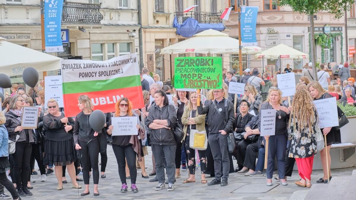 Protest pracowników MOPR Lublin przed ratuszem