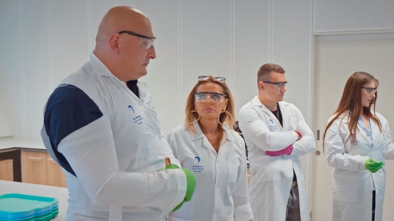 Wymowna mina Dagmary podczas eksperymentów chemicznych jej kandydata