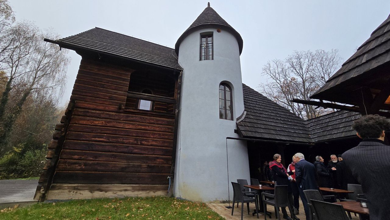 Niecodzienna atrakcja Małopolski. W środku lasu stoi ogromne krzesło i dom Tadeusza Kantora. Zajrzeliśmy do środka tej niezwykłej posiadłości