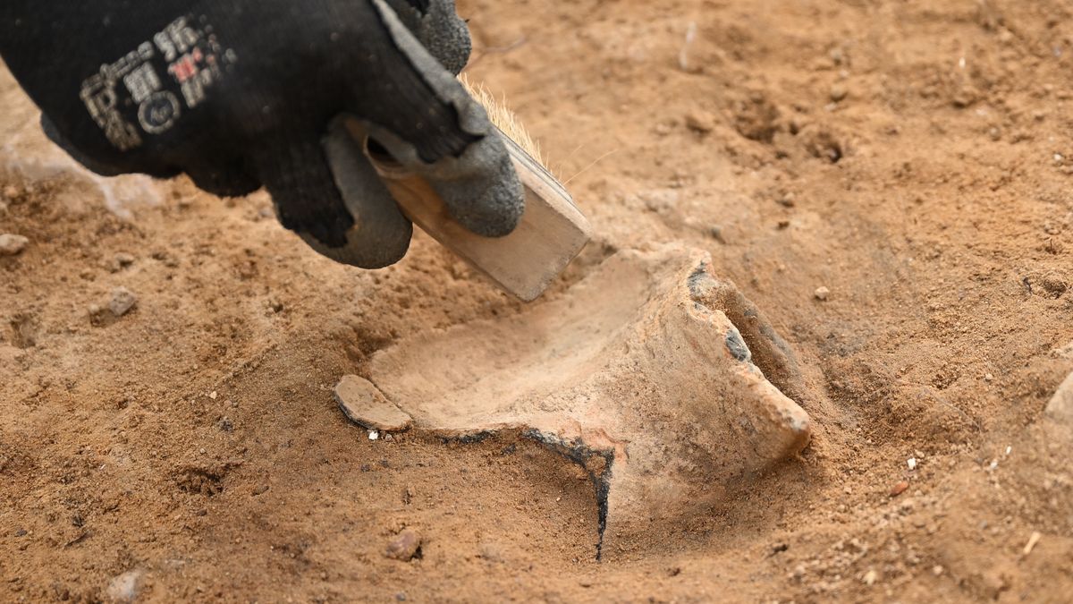 prace archeologiczne na terenie budowy obwodnicy Witomina
Gdynia, 18.04.2025. Wykopaliska archeologiczne na terenie budowy obwodnicy Witomina w Gdyni, 18 bm. Archeolodzy pracuj�cy na trasie przysz�ej obwodnicy zidentyfikowali trzy kurhany, a w nich siedem grob�w. Znaleziono m.in. skrzyni� kamienn� zawieraj�c� popielnic�, kt�rej powstanie datuje si� na ok. 1000-700 lat p.n.e. (jm) PAP/Adam War�awa ***Do tego materia�u zdj�ciowego dost�pna jest r�wnie� depesza w systemie CSI, pt.: Gdynia/ Groby i archeologiczne artefakty na terenie budowanej obwodnicy Witomina***
Adam War�awa
archologia, epoka �elaza, kurhan, obwodnica, prace, Witomino, wykopaliska, archeologia, archeologiczne, artefakty, budowa obwodnicy, groby, kurhany, odkrycie archeologiczne, trasa przysz�ej obwodnicy