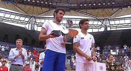 Mayer (z lewej) zdobył pierwszy tytuł w głównym cyklu i po raz pierwszy w karierze pokonał tenisistę z Top 10 rankingu (Foto: Twitter)