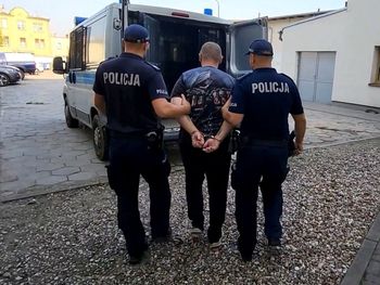 Żnin: Agresywny mężczyzna celował do policjantów z broni pneumatycznej