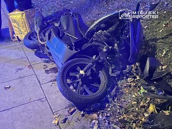 Warszawa: Motocyklista przeciął cztery pasy ruchu i wbił się w auto