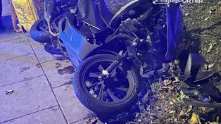 Warszawa: Motocyklista przeciął cztery pasy ruchu i wbił się w auto