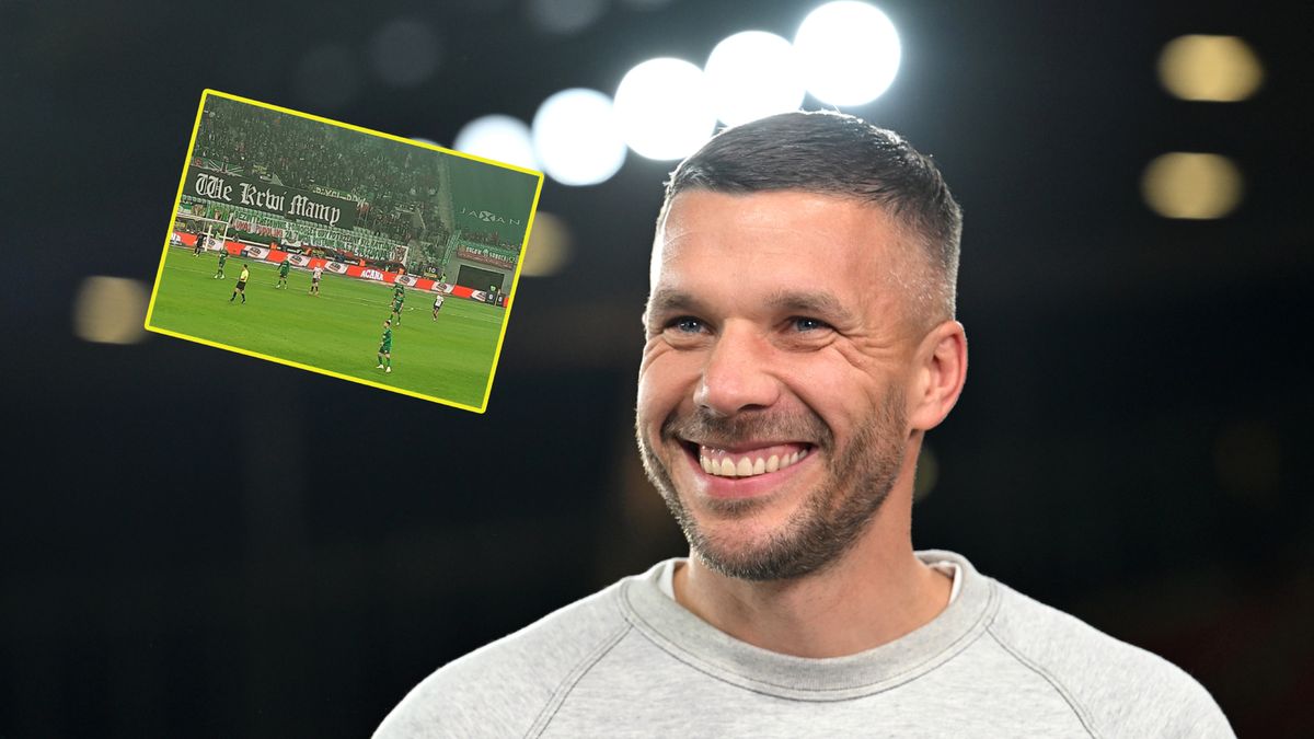 WP SportoweFakty / Na zdjęciu: Lukas Podolski, w ramce: transparent kibiców Śląska Wrocław (X)