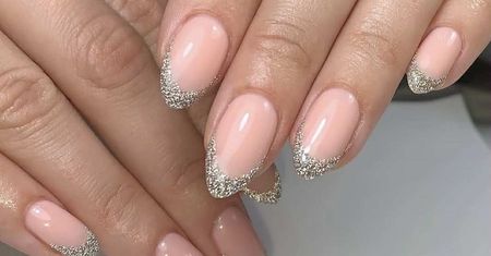 Błyszczący french święci triumfy. Oto najmodniejszy manicure na święta i sylwestra