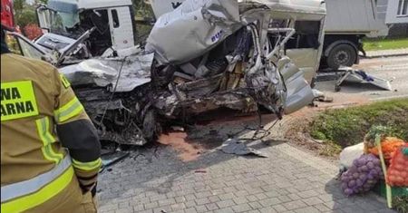 Bus zmiażdżony. Tragiczne zderzenie z ciężarówką. Nie żyją dwie osoby