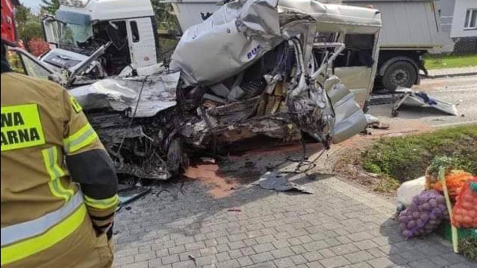 Bus zmiażdżony. Tragiczne zderzenie z ciężarówką. Nie żyją dwie osoby