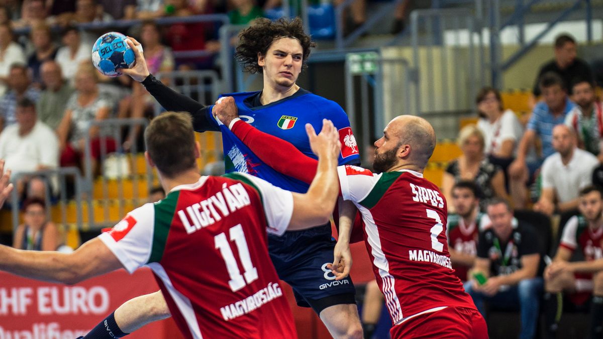 PAP/EPA / SANDOR UJVARI / Na zdjęciu: Giacomo Savini (w środku), Patrik Ligetvari (z lewej) i Adrian Sipos (z prawej)