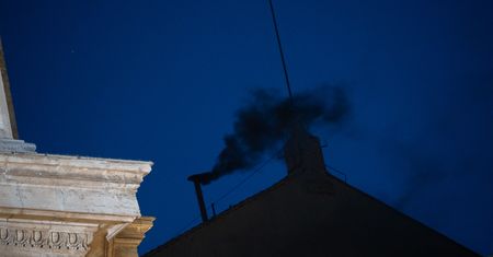Czarny i biały dym podczas konklawe. Chemiczna tajemnica Watykanu