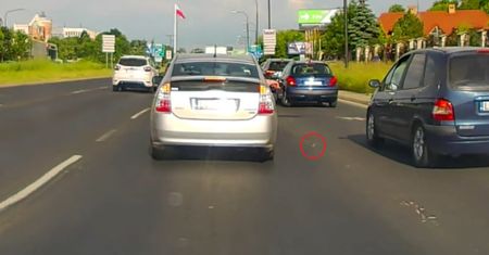 Halo, pasażerze Toyoty. Wypadł Panu niedopałek papierosa. Proszę po sobie posprzątać!