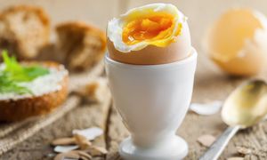 Jajka jednak nie dla każdego. Oto kto powinien ograniczyć ich spożycie