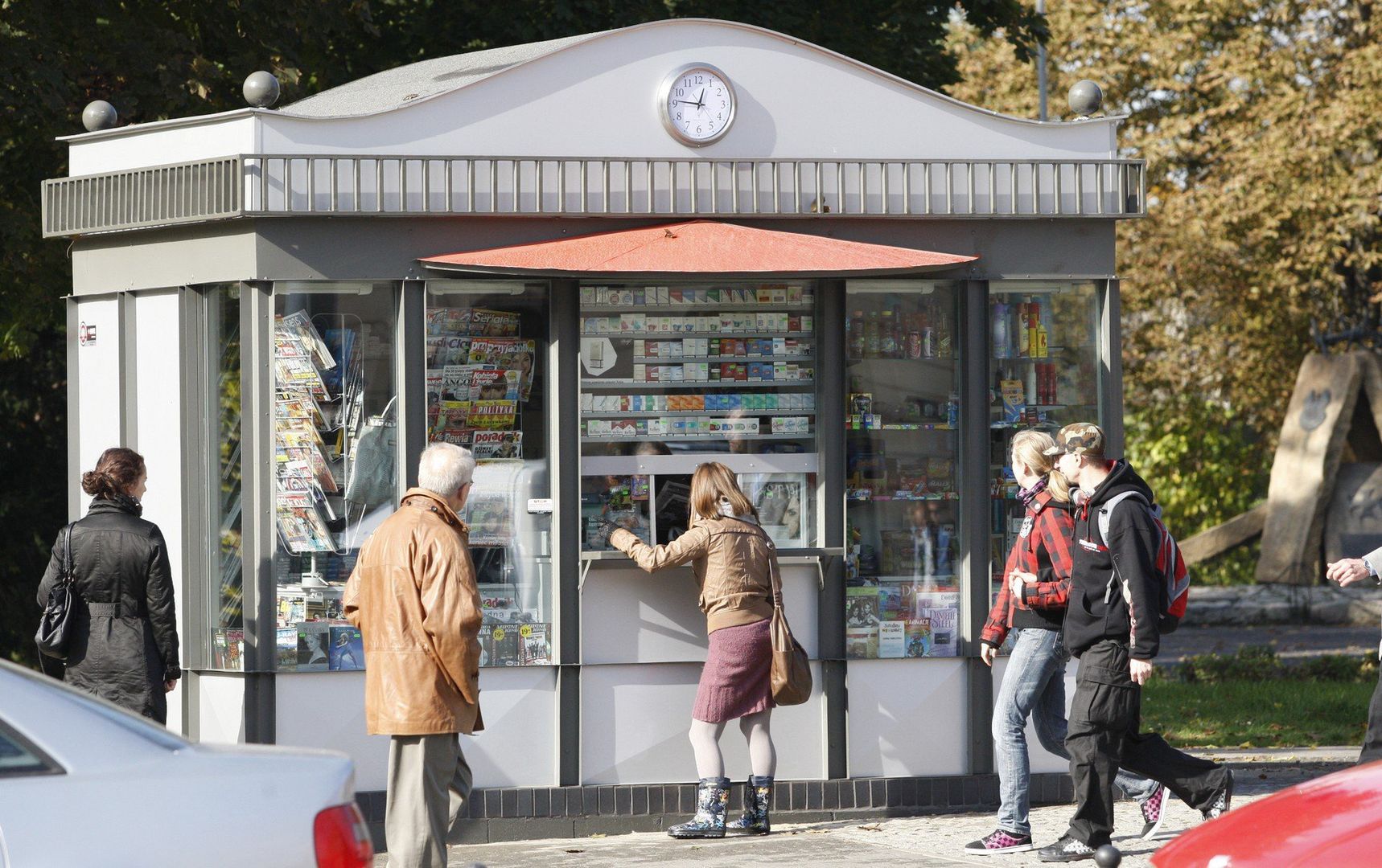 Gazety, papierosy, zeszyt, długopis, chusteczki, a nawet rajstopy czy książka do poczytania w pociągu. Tu można było dostać wszystko. Kiosków było kiedyś w Polskich miastach niemal tak dużo jak przystanków autobusowych.Należały w większości do sieci RUCH. Ostatnie kioski tej marki zostały zamknięte w 2024 roku.