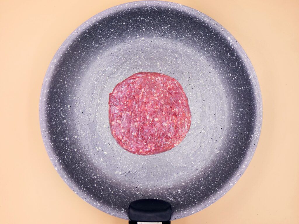 Burger z wołowiną i sosem orzechowym przepis