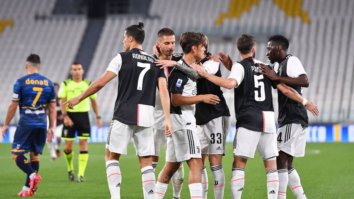 radość piłkarzy Juventusu po golu Paulo Dybali