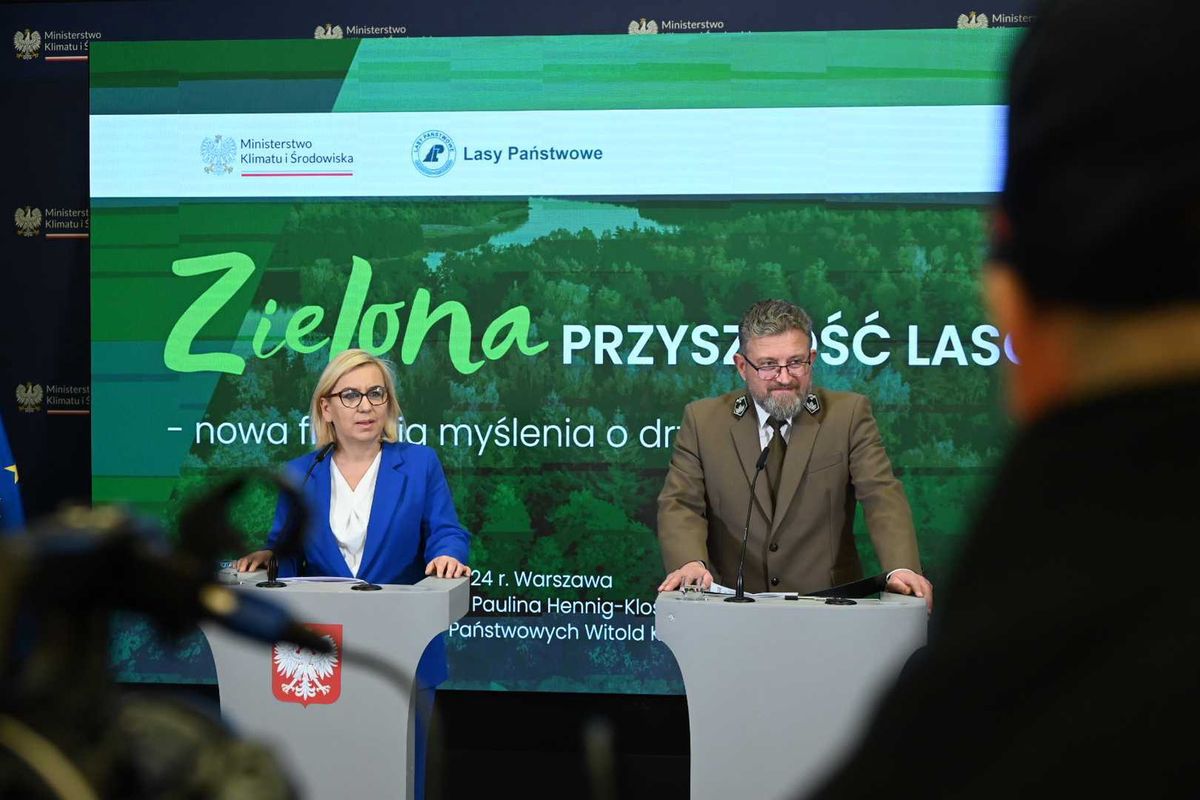 Minister Klimatu i Środowiska Paulina Hennig-Kloska oraz szef Lasów Państwowych Witold Koss