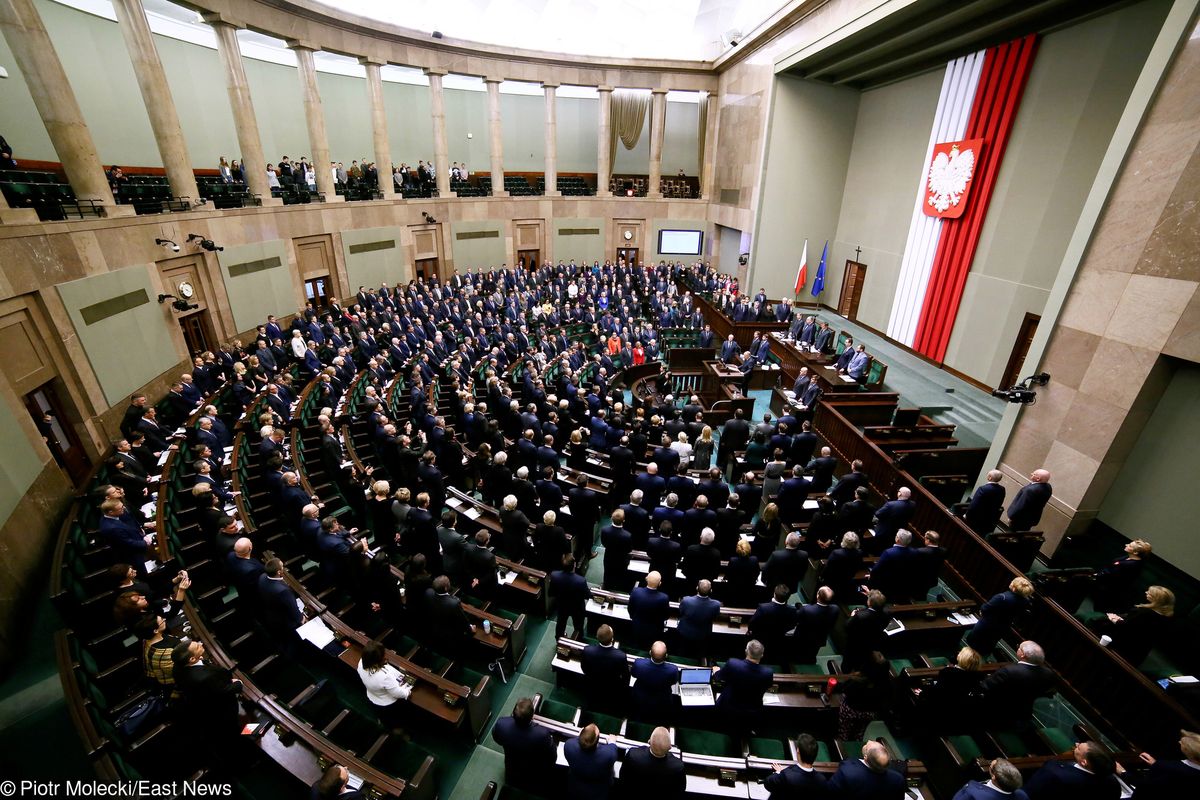 Najnowszy sondaż. Pięć partii w Sejmie. PSL i Nowoczesna poniżej progu wyborczego