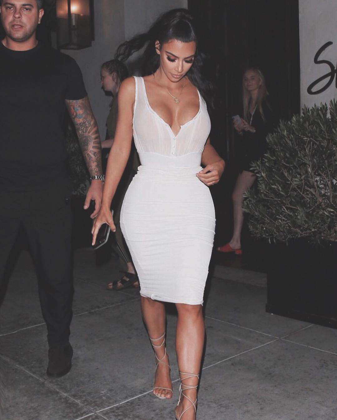 Kim Kardashian i jej wielki biust w białej sukience