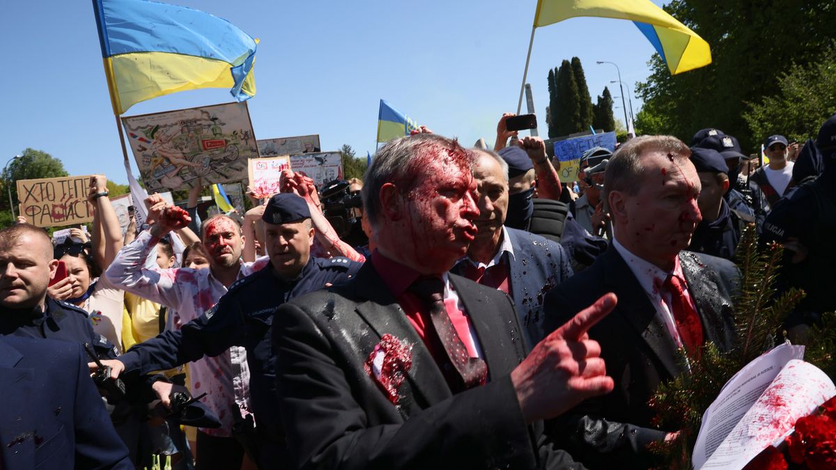 Ambasador został oblany sztuczną krwią.