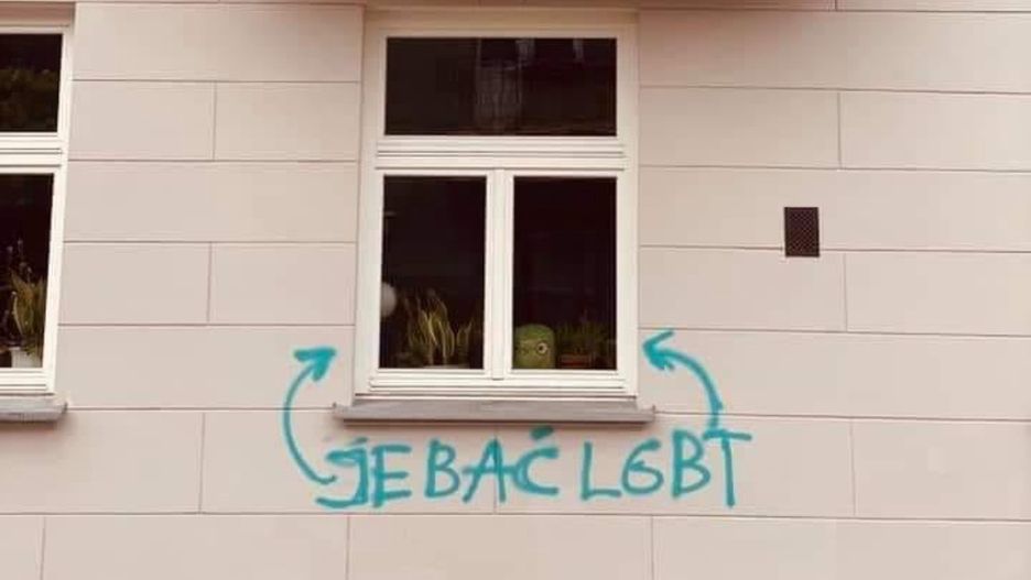 Warszawa. Homofobiczny napis na grochowskiej kamienicy