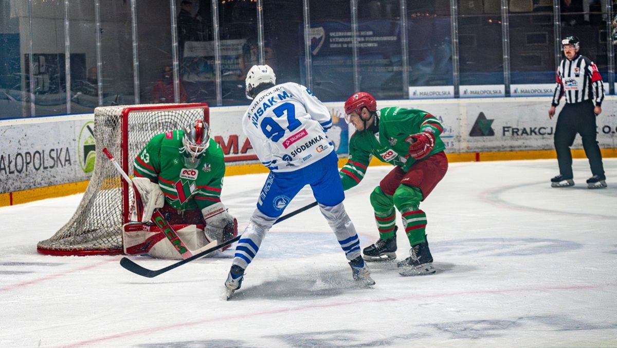 Słupki, poprzeczka, bójka i rzadko spotykany gol. Unia pokonuje lidera