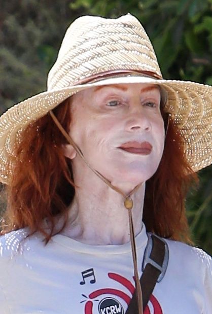 Kathy Griffin chwali się efektami trzeciego liftingu na spacerze