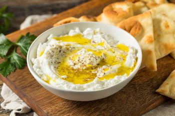 Delikatny i kremowy serek. Sprawdzi się jako smarowidło do chleba albo zagęści zupę