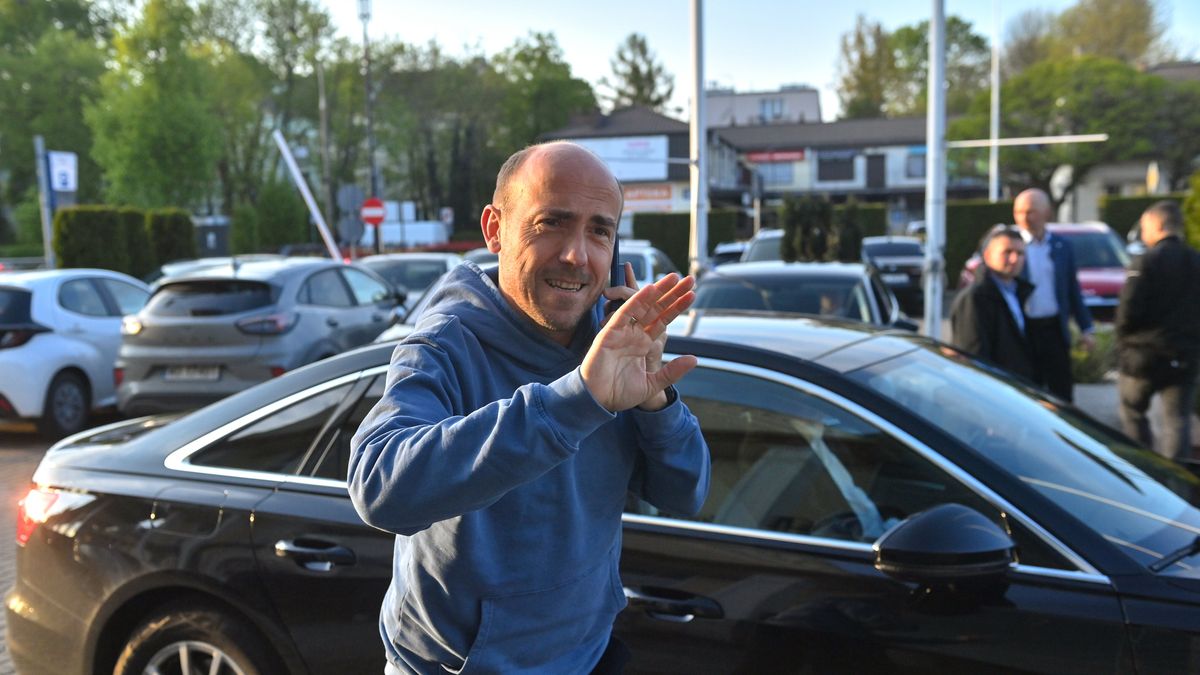 Ożarów Mazowiecki, 23.04.2024. Minister aktywów państwowych Borys Budka w drodze na Radę Platformy Obywatelskiej w MCC Mazurkas Conference Centre & Hotet w Ożarowie Mazowieckim, 23 bm. (ad) PAP/Piotr Nowak