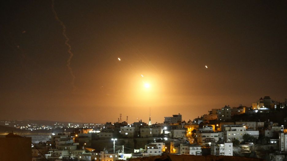 Iran wystrzeli? rakiety w kierunku Izraela
HEBRON, WEST BANK - OCTOBER 01: Many rockets, fired from Iran, are seen over Jerusalem from Hebron, West Bank on October 01, 2024. The Israeli army announced that missiles were fired from Iran towards Israel and sirens were heard across the country, especially in Tel Aviv. Wisam Hashlamoun / Anadolu/ABACAPRESS.COM
AA/ABACA