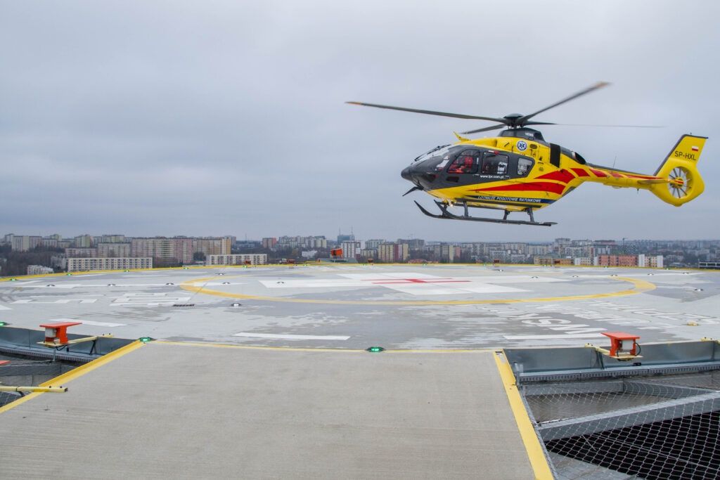 Pierwsze lądowanie śmigłowca ratunkowego na szpitalu wojskowym