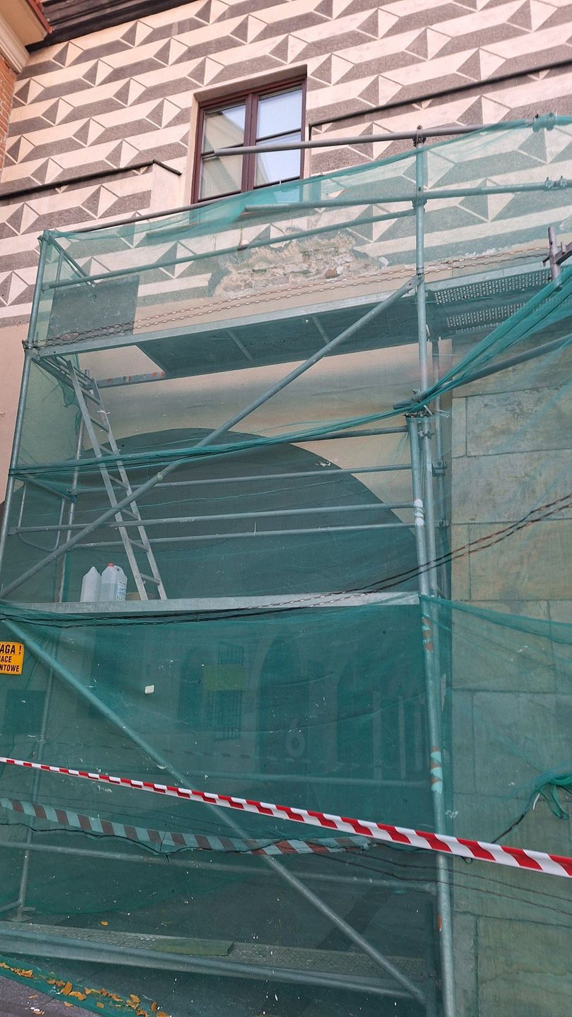 W ramach prac uzupełnione zostaną ubytki w tynku na ścianach kamienic Rynek 20 i 21 w Tarnowie a także uszkodzone zdobienia i malatury