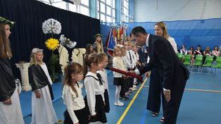Symboliczne pasowanie i pierwszy dzwonek w Głogowie. W SP nr 11 odbyła się miejska inauguracja nowego roku szkolnego