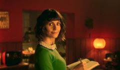 Zosia robiąca prezenty bożonarodzeniowe w reklamie aplikacji mobilnej Ceneo.pl (wideo)