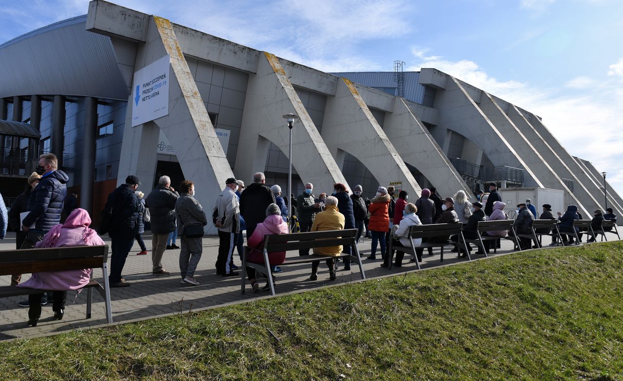 Szczecin, 29.03.2021. Koronawirus w Polsce. Kolejka do punktu szczepień na Netto Arenie w Szczecinie, 29 bm. (mr) PAP/Marcin Bielecki