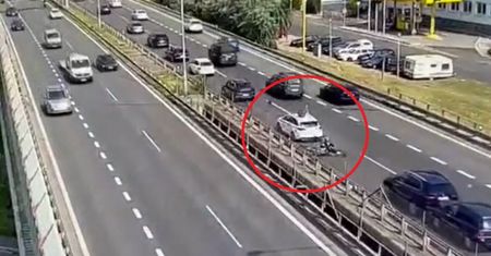 Niebywałe szczęście motocyklisty. Uderzył w pojazd i usiadł na jego dachu