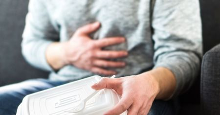 Sanepid ostrzega. Jedzenie tych dań w upał może doprowadzić do poważnego zatrucia