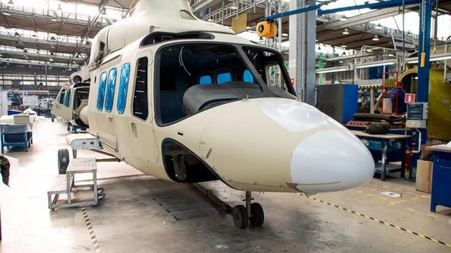 Hala produkcyjna, w której powstają nowoczesne śmigłowce grupy Leonardo