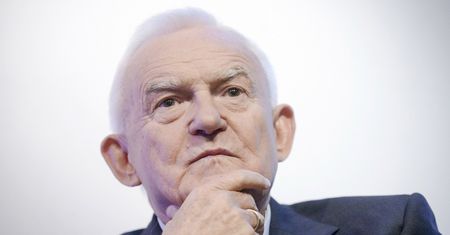 Leszek Miller zaszczepił się na COVID. Uwagę przykuł jeden szczegół