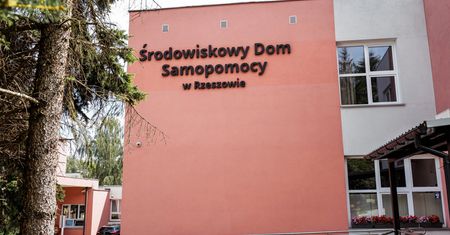 Robili zdjęcia podopiecznemu w intymnej sytuacji. Trwa kontrola