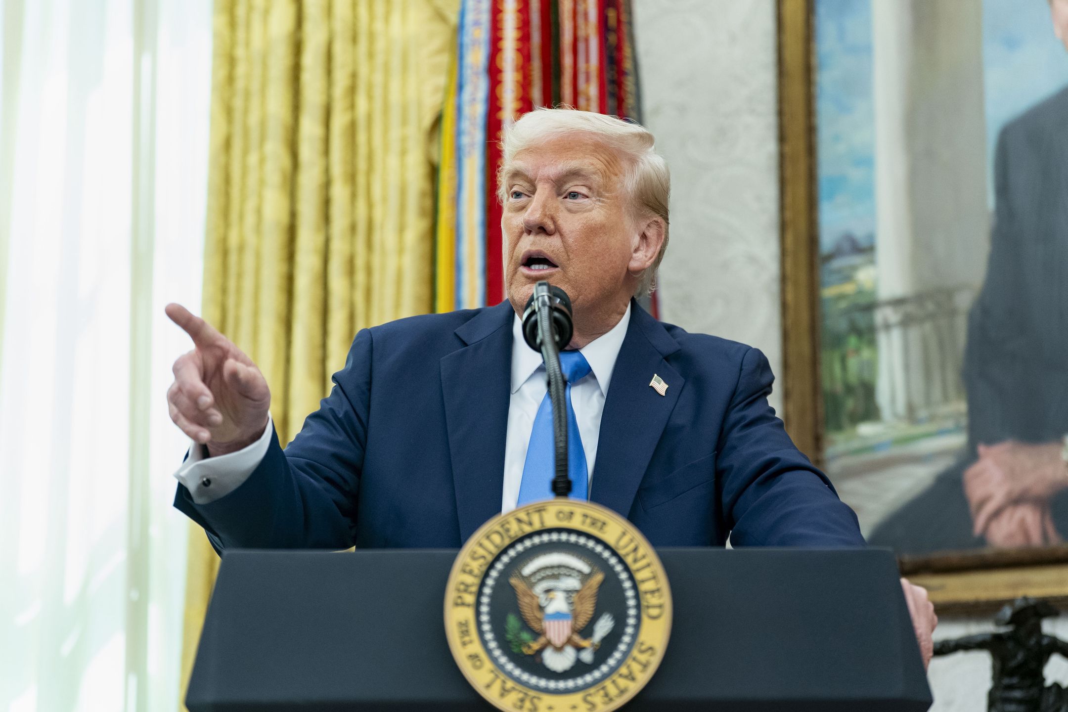 US President Donald Trump takes questions after Alina Habba, his former defense lawyer, is sworn in as US Attorney for New Jersey in the Oval Office of the White House in Washington, DC, USA, 28 March 2025. EPA/BONNIE CASH / POOL Dostawca: PAP/EPA.
