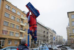 Zdjęli tabliczkę Kaczyńskiego, wraca Armia Ludowa. Nieudana dekomunizacja w Warszawie