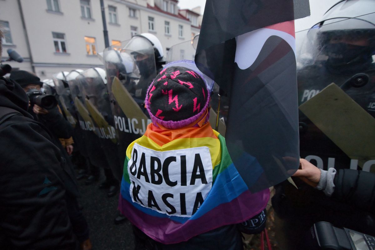 Warszawa. "Babcia Kasi" uderzyła policjanta flagą. Jest kolejny akt oskarżenia