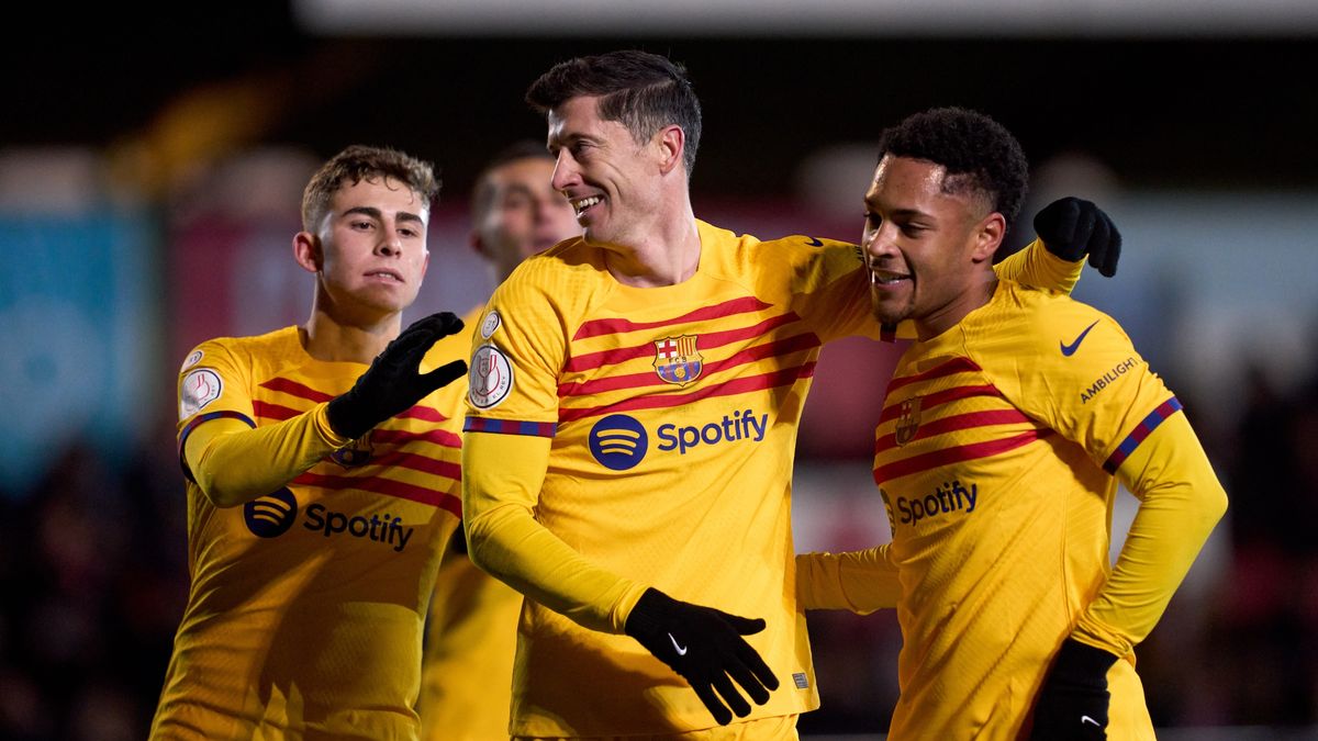 Getty Images / Alex Caparros / Na zdjęciu: Fermin Lopez (pierwszy z lewej), Robert Lewandowski oraz Vitor Roque.