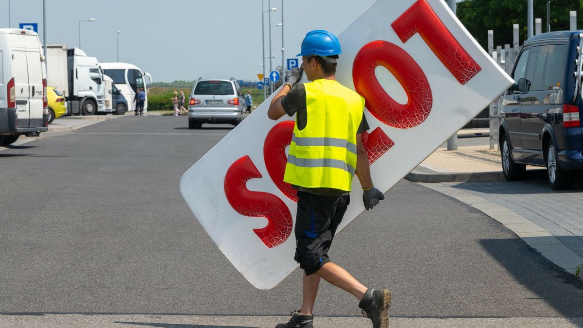 Stacja Lotosu zmienia szyld
20.06.2023 Autostrada A4 Tarnow Stacja paliw sieci Lotos znika z polskiego rynku.
fot. Tadeusz Koniarz/REPORTER *** Local Caption ***
Tadeusz Koniarz/REPORTER