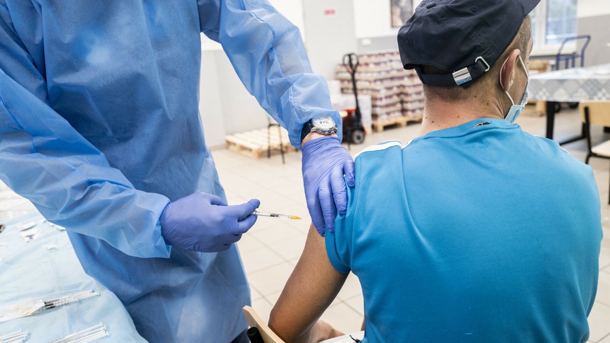 Spada tempo szczepień. 