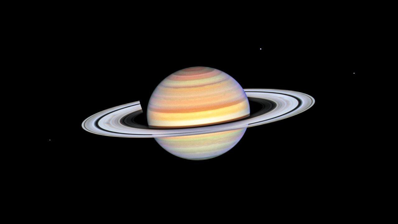 Czym są szprychy Saturna? Teleskop Hubble’a przybliża nas do odpowiedzi