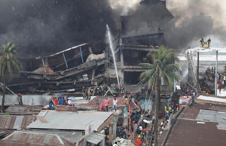 Na zdjęciu ruiny budynku-fabryki, który zawalił się na przedmieściach Dhaki w kiwetniu 2013 roku