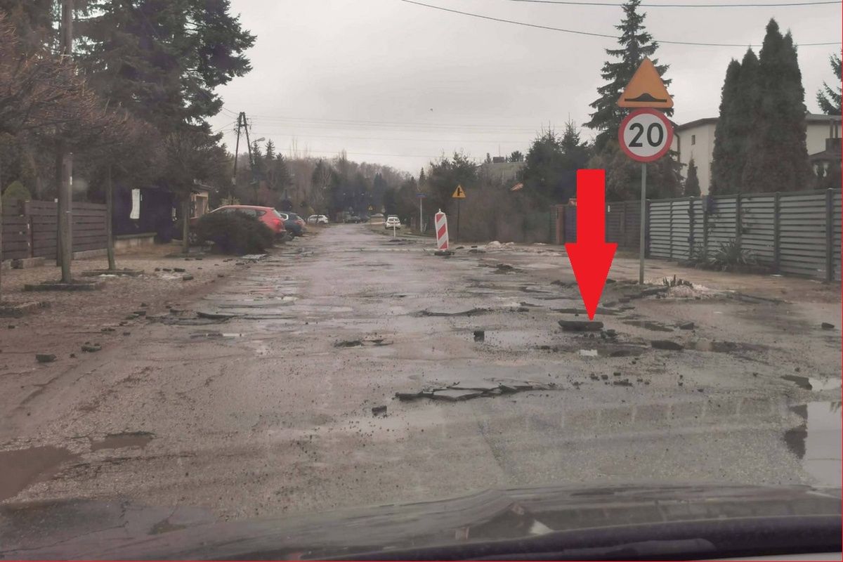 Łódzka ulica grozy. Kierowcy slalomem omijają kratery