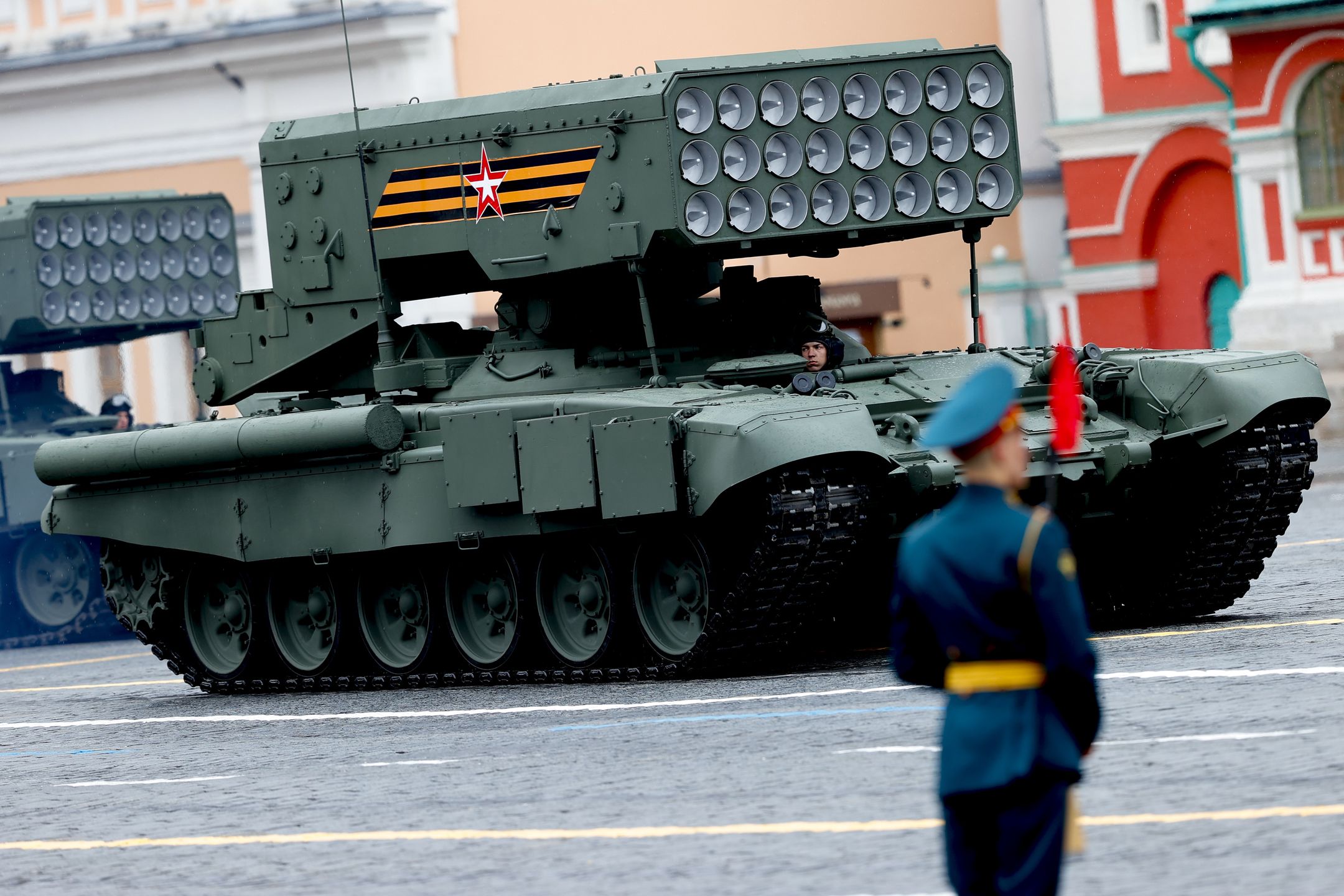System TOS-1 na paradzie zwycięstwa w Moskwie. (Photo by Sefa Karacan/Anadolu Agency via Getty Images)