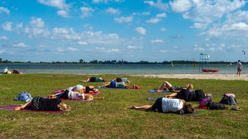 Kamienica: Relaks w rytmie natury. Druga odsłona "Yogi na plaży"
